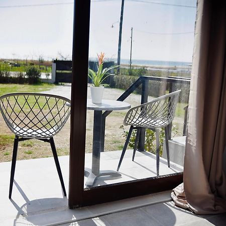 Room Nine 9 Beachfront Apartments Nea Kallikrateia Екстериор снимка