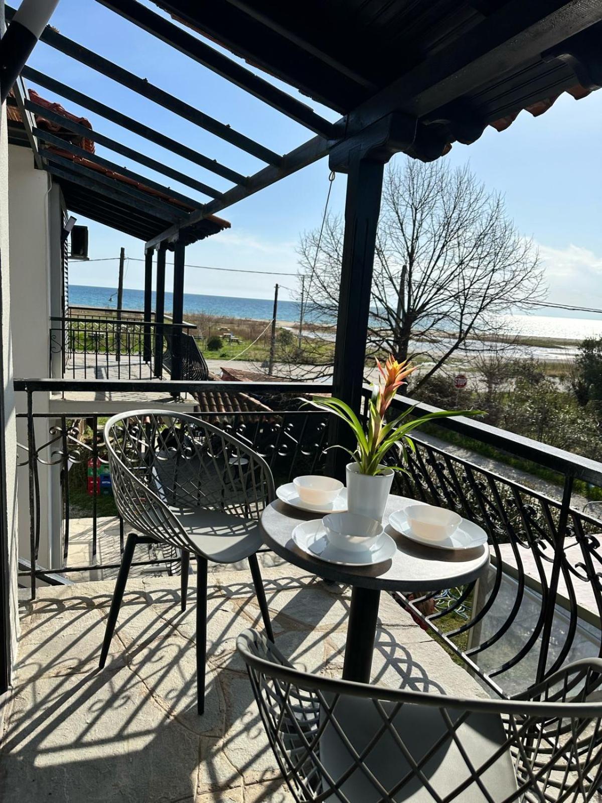 Room Nine 9 Beachfront Apartments Nea Kallikrateia Екстериор снимка