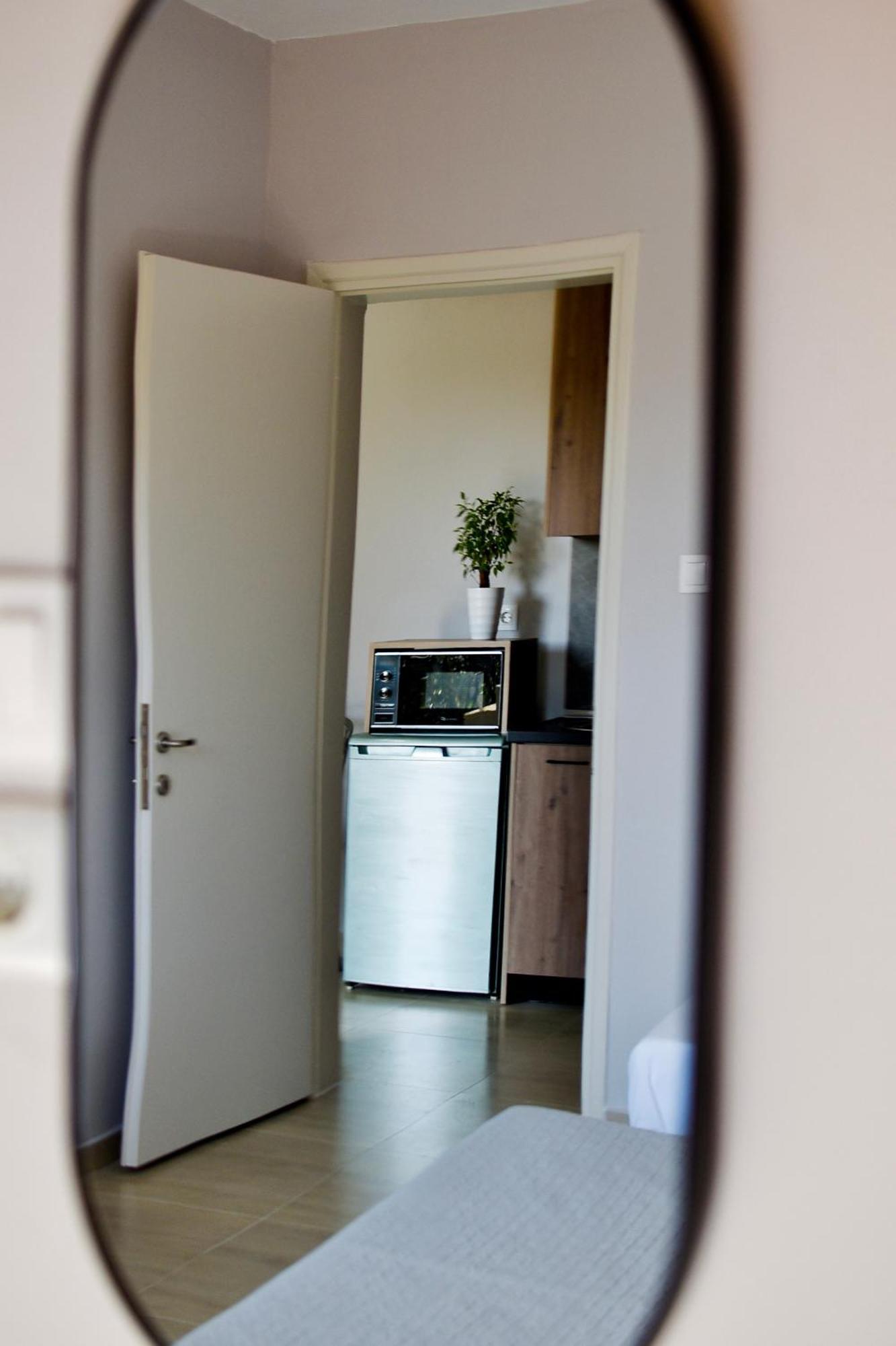 Room Nine 9 Beachfront Apartments Nea Kallikrateia Екстериор снимка