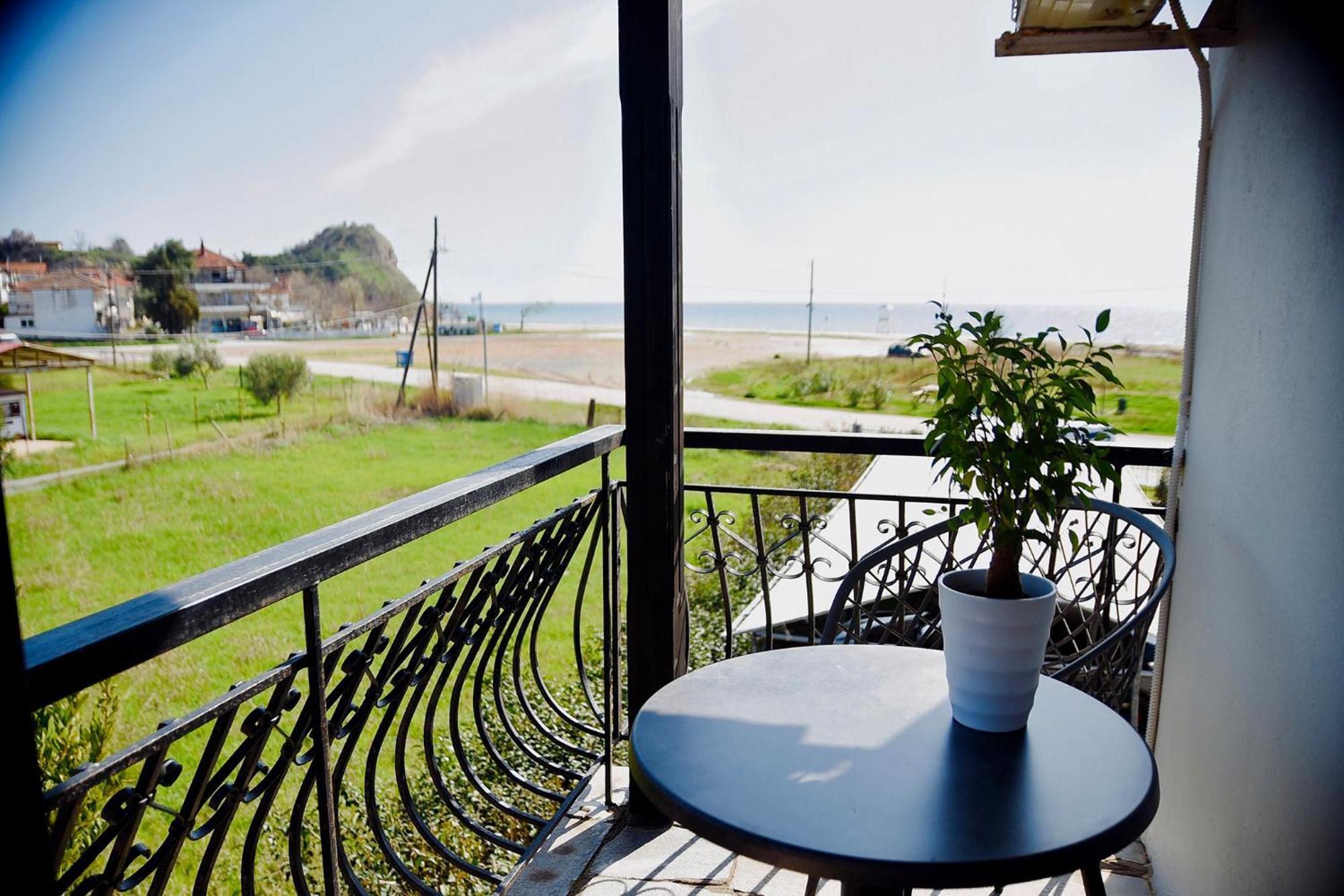 Room Nine 9 Beachfront Apartments Nea Kallikrateia Екстериор снимка