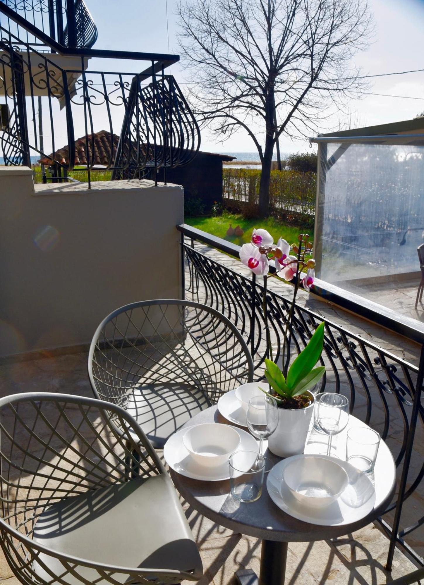 Room Nine 9 Beachfront Apartments Nea Kallikrateia Екстериор снимка