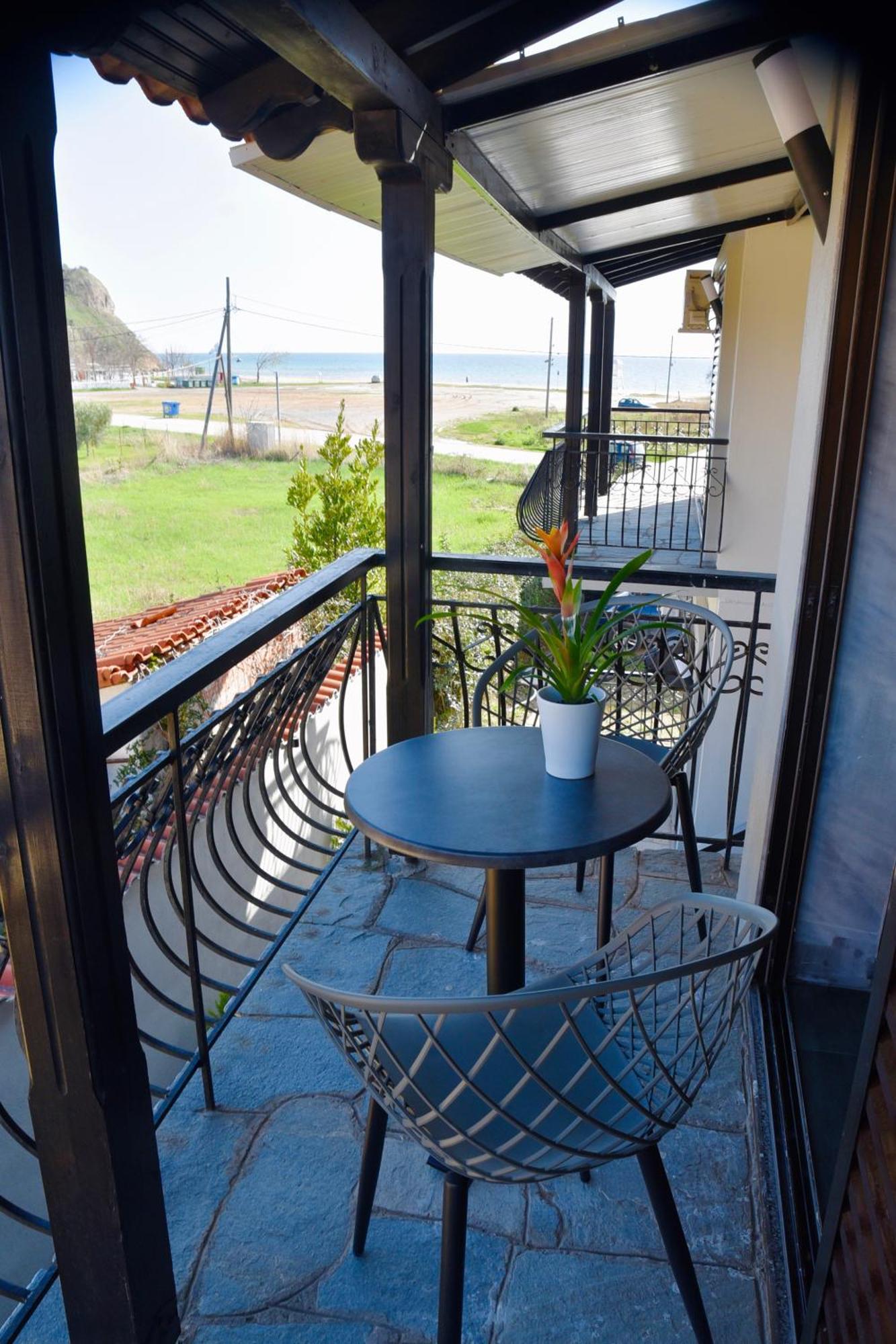 Room Nine 9 Beachfront Apartments Nea Kallikrateia Екстериор снимка