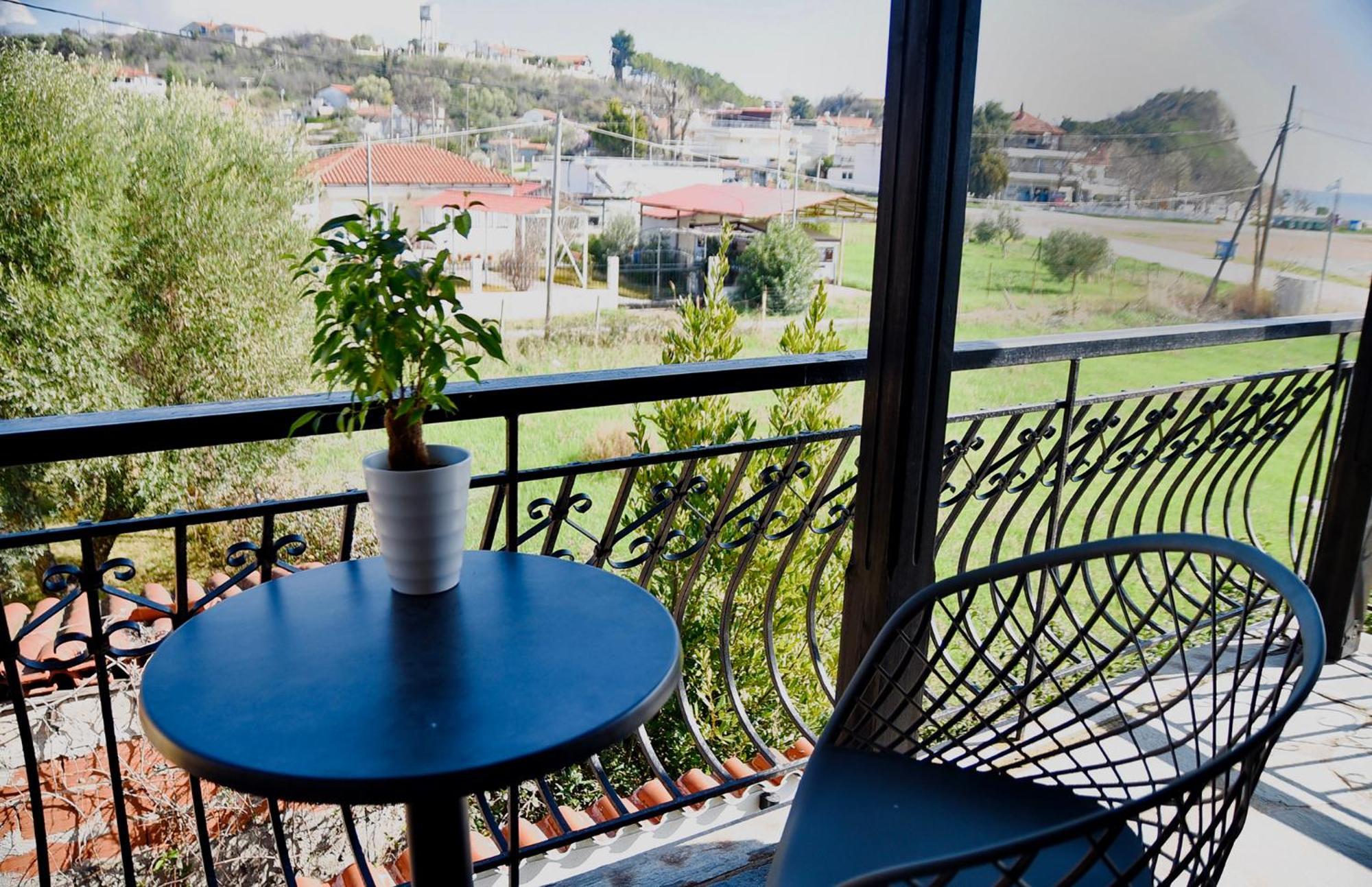 Room Nine 9 Beachfront Apartments Nea Kallikrateia Екстериор снимка