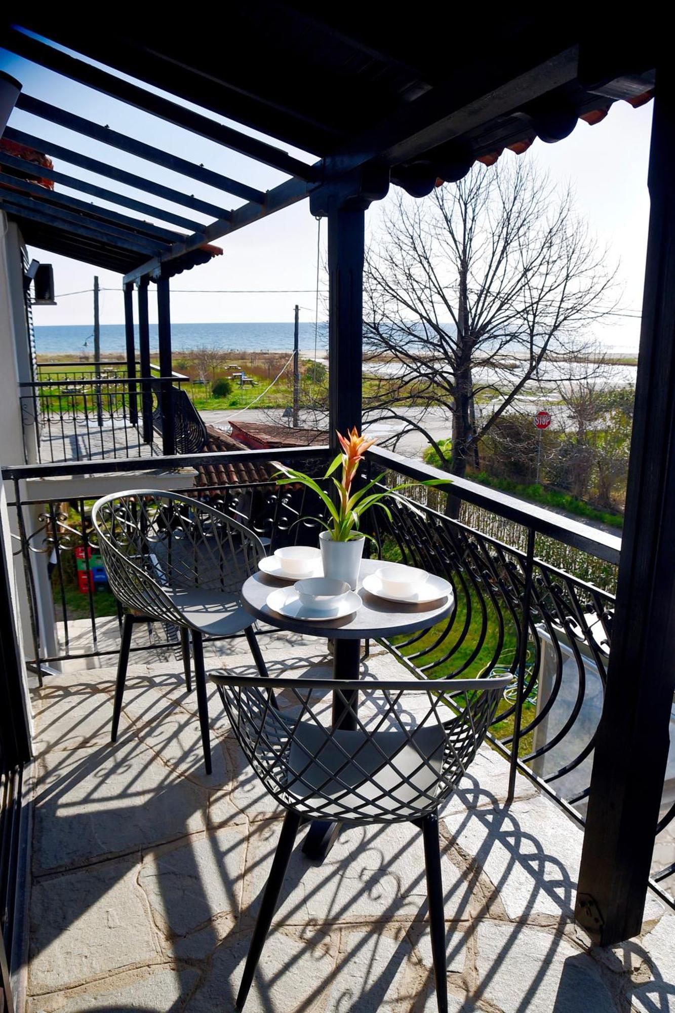 Room Nine 9 Beachfront Apartments Nea Kallikrateia Екстериор снимка