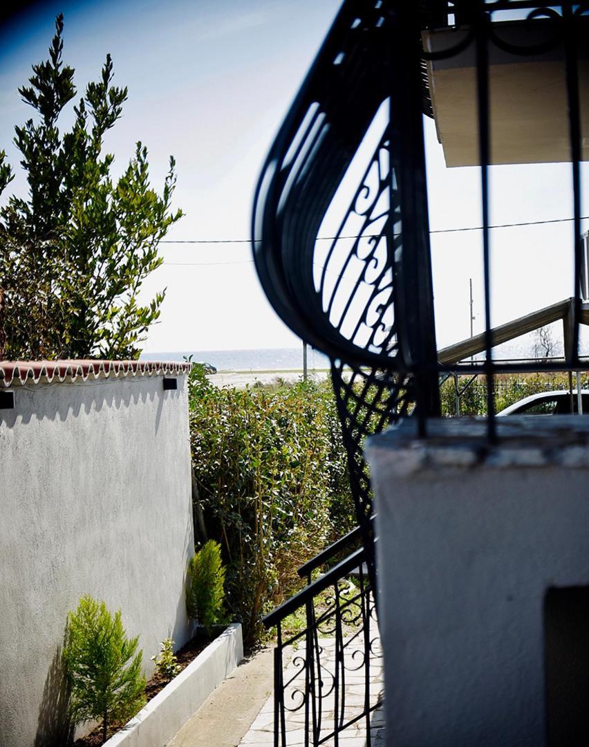 Room Nine 9 Beachfront Apartments Nea Kallikrateia Екстериор снимка