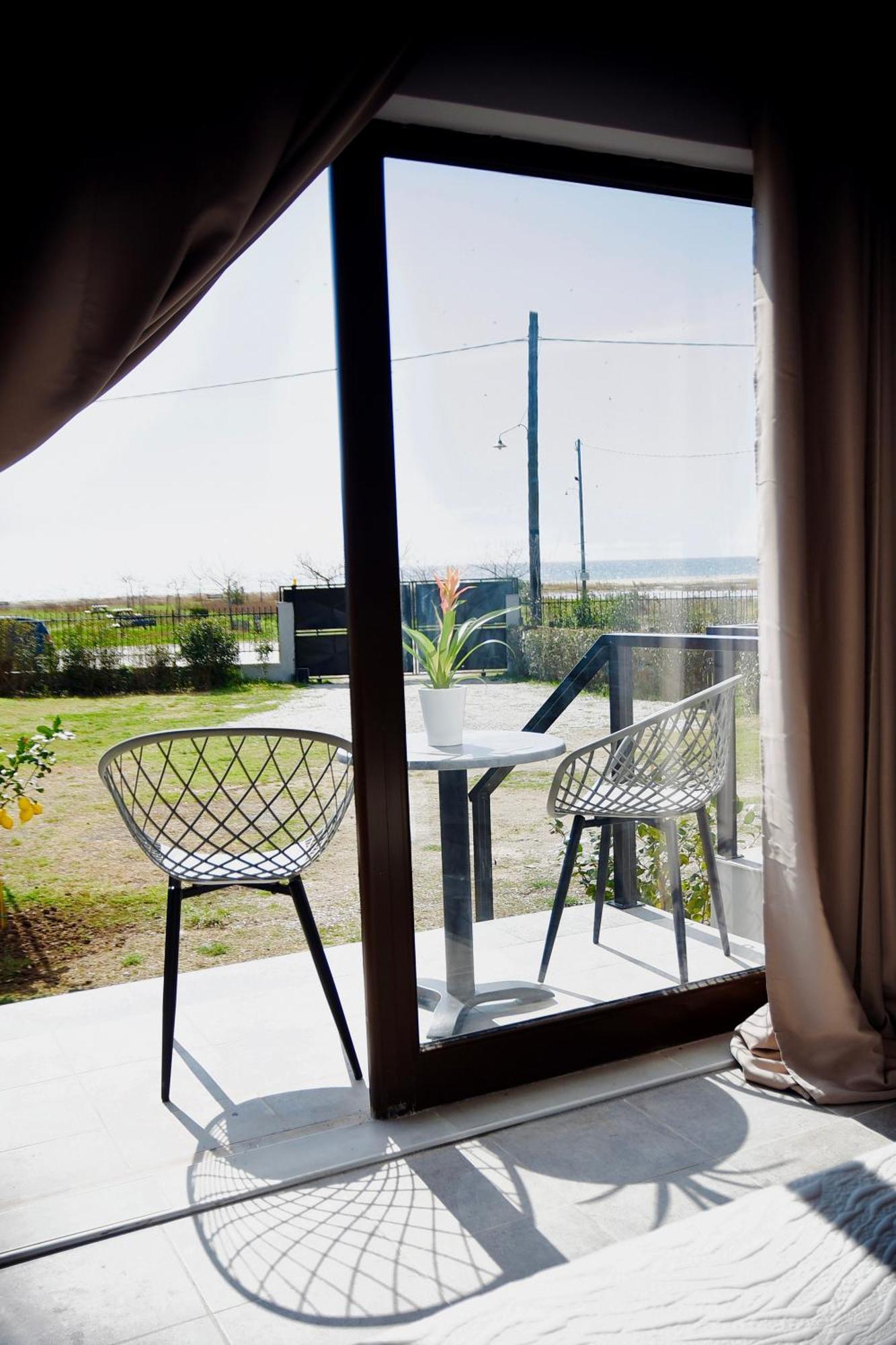 Room Nine 9 Beachfront Apartments Nea Kallikrateia Екстериор снимка