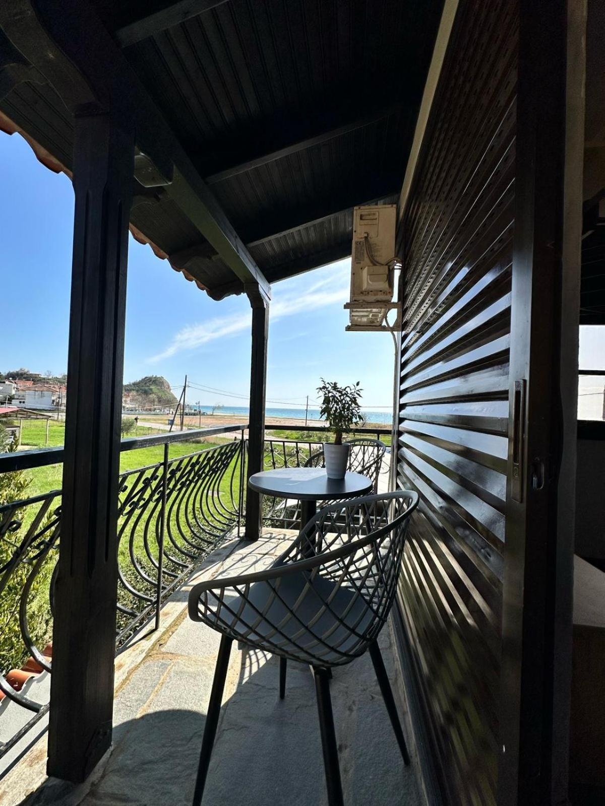 Room Nine 9 Beachfront Apartments Nea Kallikrateia Екстериор снимка